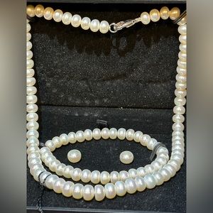 Honora freshwater pearl necklace, bracelet and earring set.